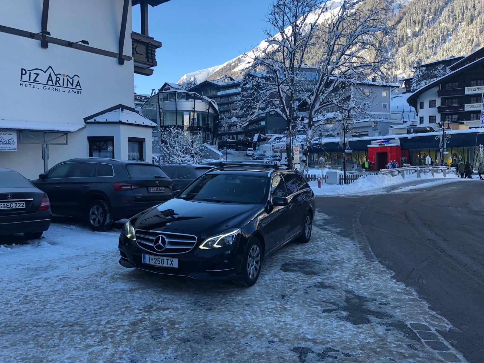 Mercedes S-Klasse sedan uit onze Wagenpark met panorama op Innsbruck