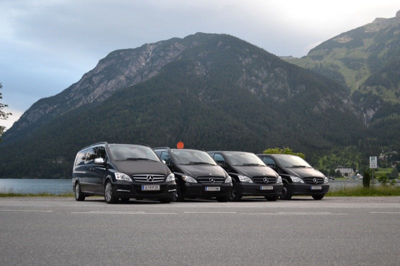 Mercedes Vito-busjes uit onze Wagenpark bij een schilderachtig meer in Tirol