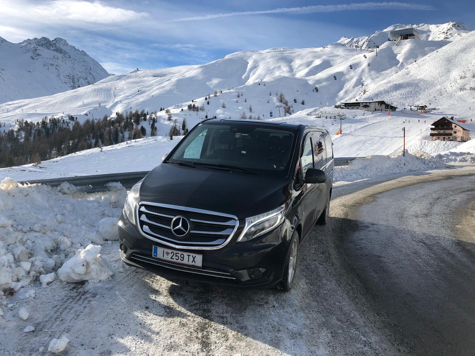 Mercedes Vito minibus in onze Wagenpark op een alpine winterweg bij Innsbruck